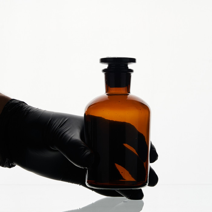 Склянка для реактивов СТУ-250 из темного стекла с узкой горловиной и притертой пробкой 250 мл