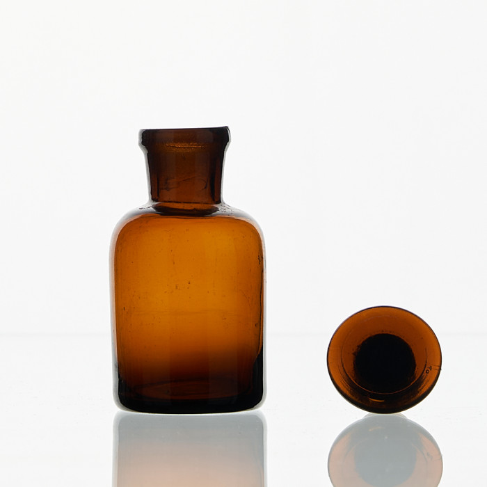 Склянка для реактивов СТУ-30 из темного стекла с узкой горловиной и притертой пробкой 30 мл