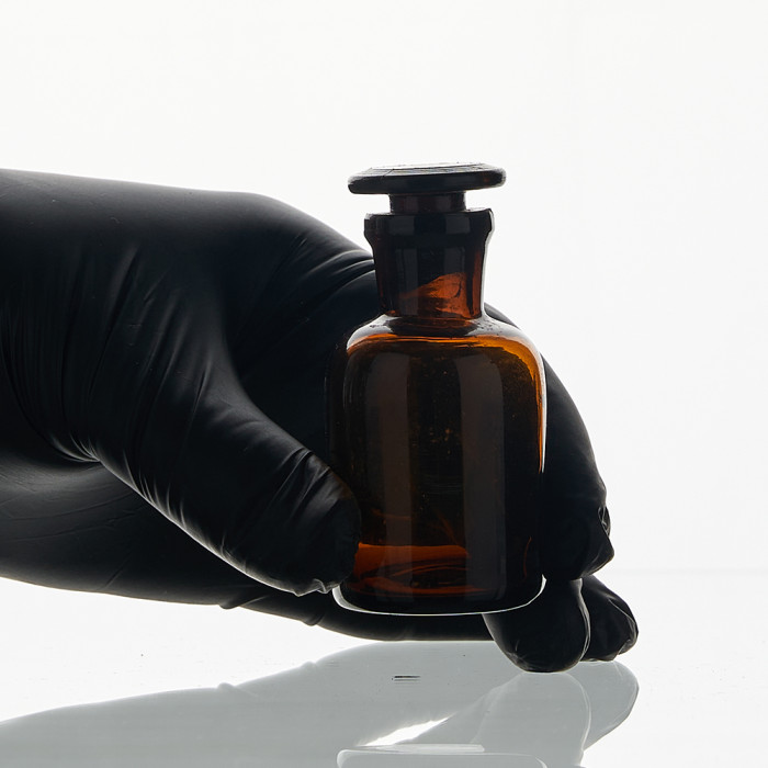 Склянка для реактивов СТУ-30 из темного стекла с узкой горловиной и притертой пробкой 30 мл