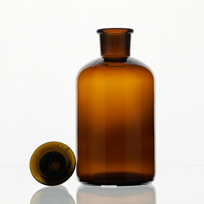 Склянка для реактивов СТУ-500 из темного стекла с узкой горловиной и притертой пробкой 500 мл