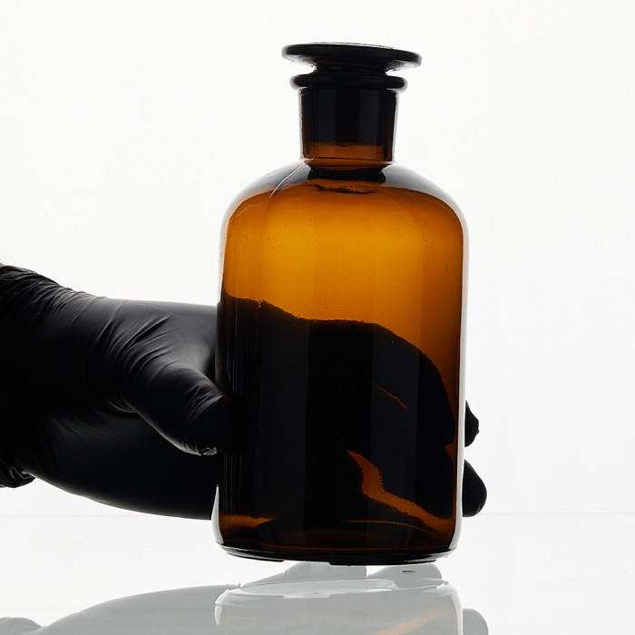 Склянка для реактивов СТУ-500 из темного стекла с узкой горловиной и притертой пробкой 500 мл