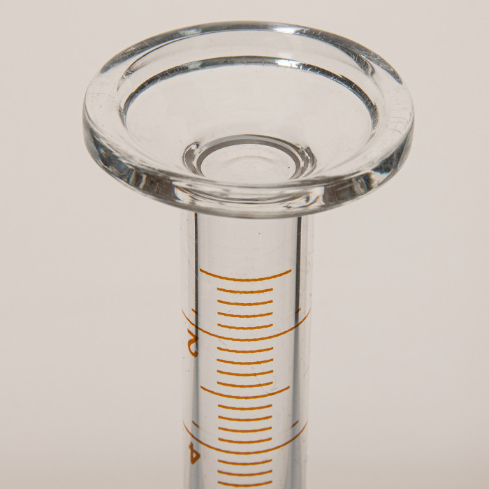 Цилиндр 10 мл (мерный: исполнение 2 - с пришлифованной пробкой, на стеклянном основании), 2-10-2