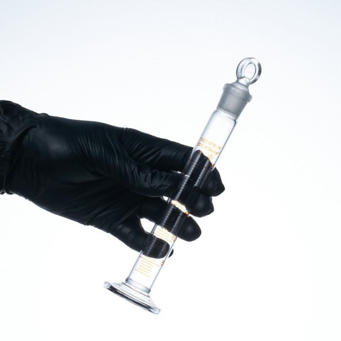 Цилиндр 25 мл (мерный: исполнение 2 - с пришлифованной пробкой, на стеклянном основании), 2-25-2