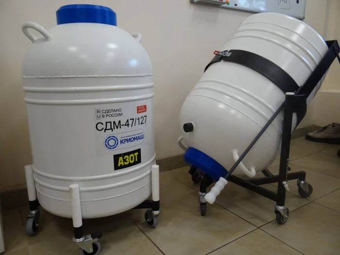 Сосуд Дьюара 47л СДМ-47/127 с шестью канистрами d=100мм, Криомаш