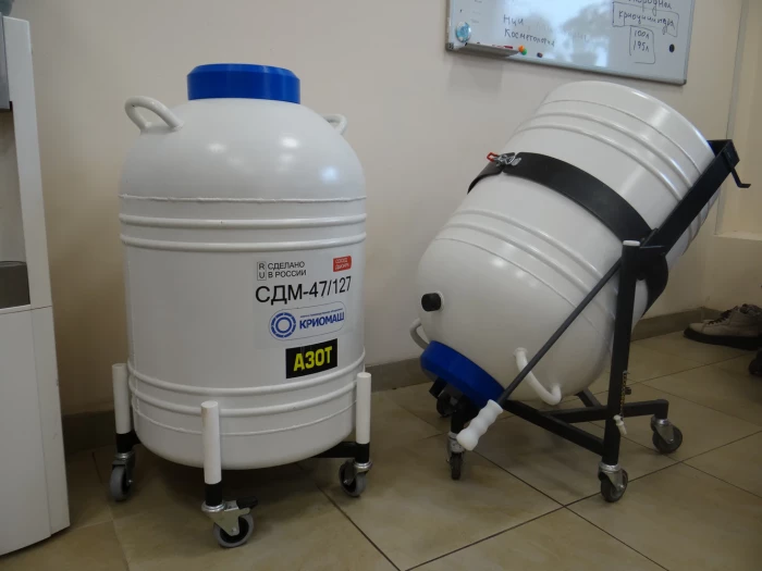 Сосуд Дьюара 47л СДМ-47/127 с пятью штативами 82х84х287мм для 5 криобоксов, Криомаш