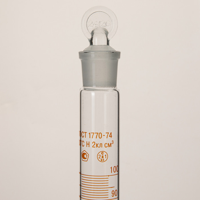 Цилиндр 100 мл (мерный: исполнение 2 - с пришлифованной пробкой, на стеклянном основании), 2-100-2