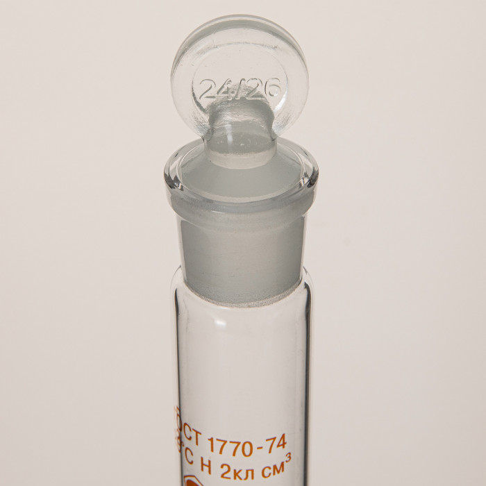 Цилиндр 100 мл (мерный: исполнение 2 - с пришлифованной пробкой, на стеклянном основании), 2-100-2