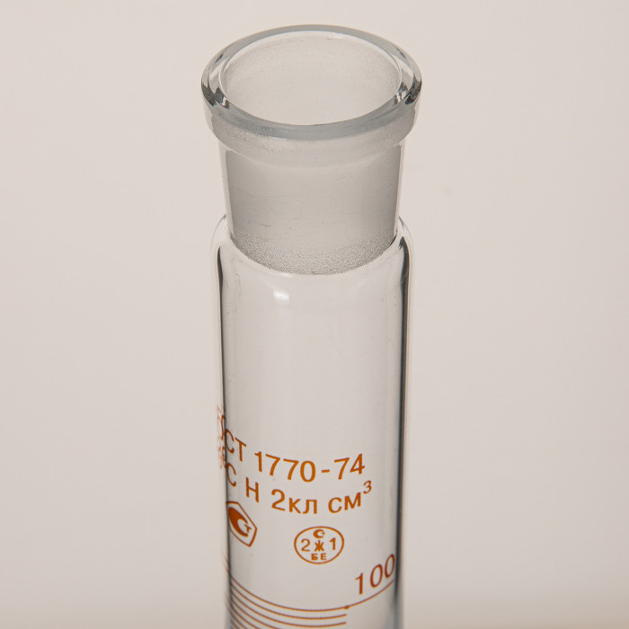 Цилиндр 100 мл (мерный: исполнение 2 - с пришлифованной пробкой, на стеклянном основании), 2-100-2