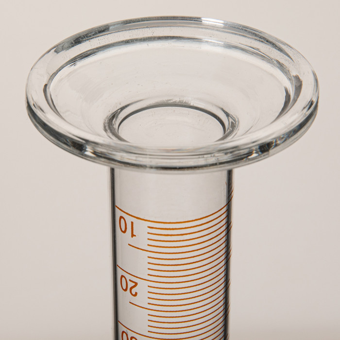 Цилиндр 100 мл (мерный: исполнение 2 - с пришлифованной пробкой, на стеклянном основании), 2-100-2