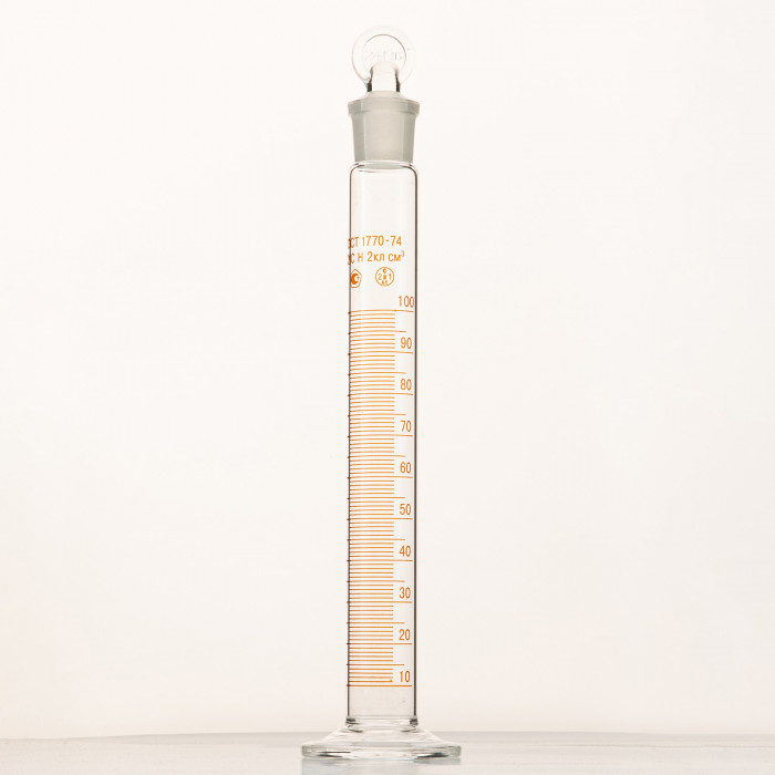 Цилиндр 100 мл (мерный: исполнение 2 - с пришлифованной пробкой, на стеклянном основании), 2-100-2